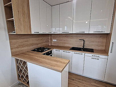 Bela kuhinja sa detaljima u boji drveta